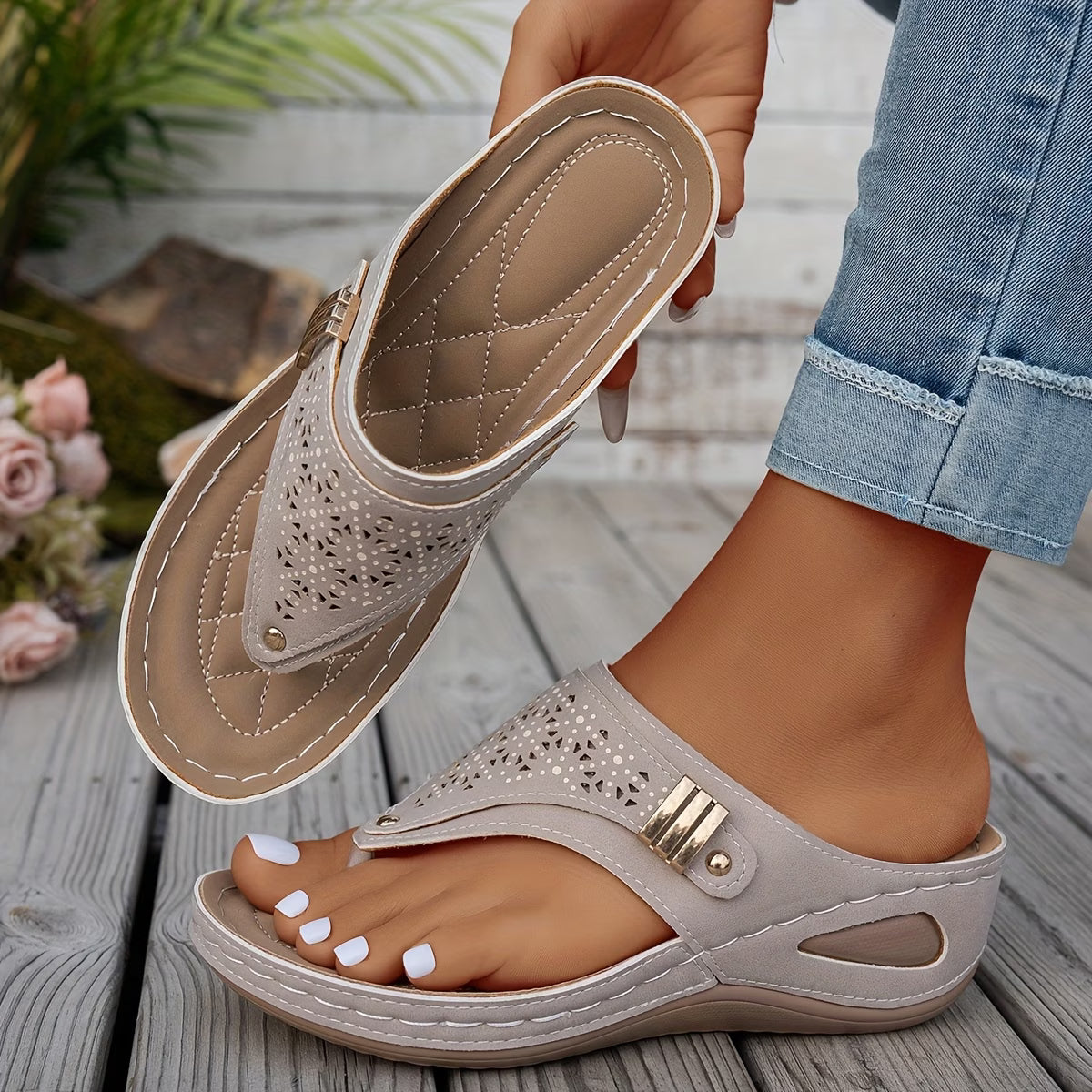 Sandalias de Dedo con Detalle Troquelado
