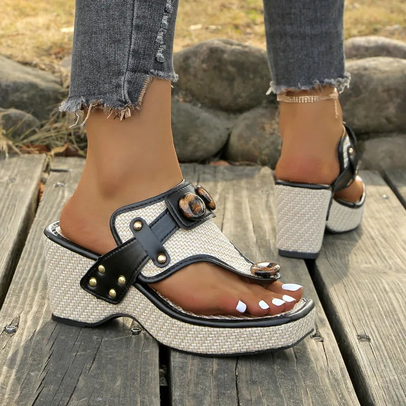Sandalias Thong con Detalle de Carey