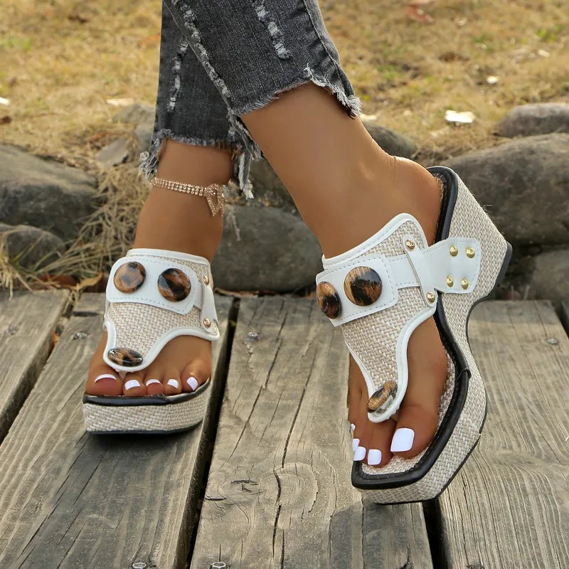 Sandalias Thong con Detalle de Carey