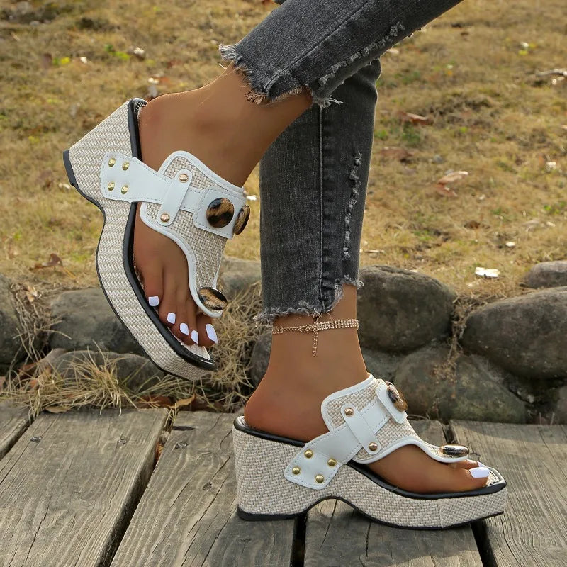 Sandalias Thong con Detalle de Carey