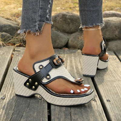 Sandalias Thong con Detalle de Carey