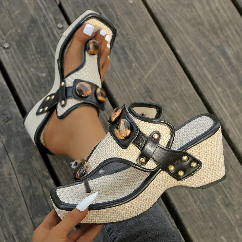 Sandalias Thong con Detalle de Carey