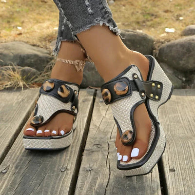 Sandalias Thong con Detalle de Carey