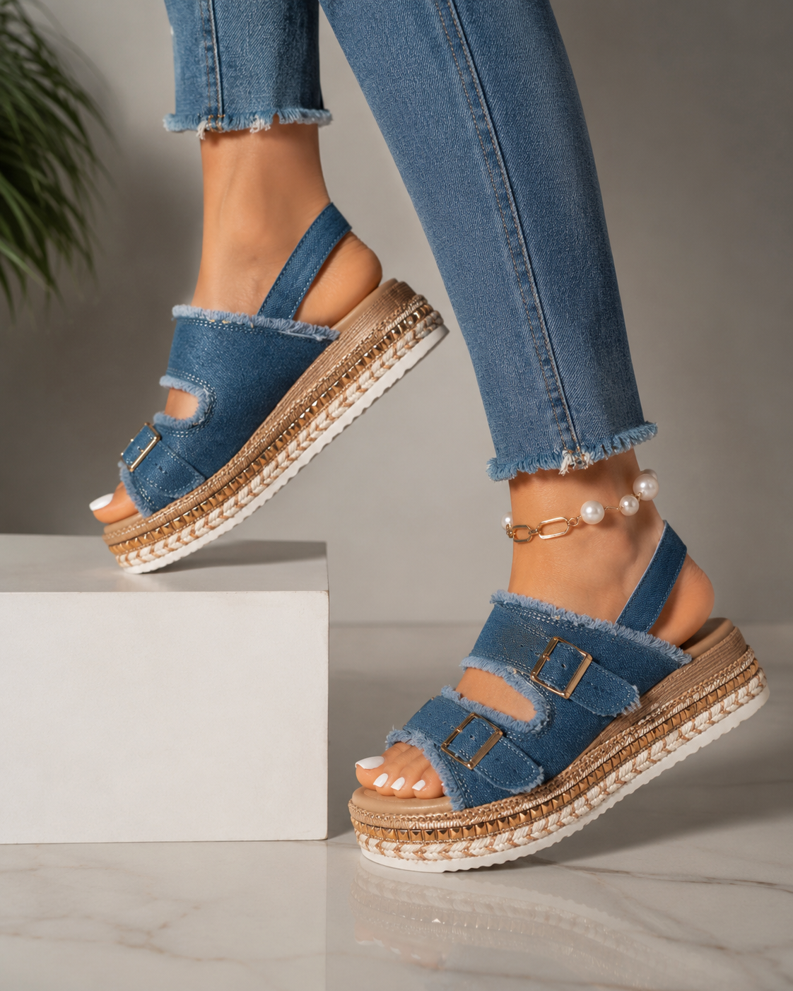 Sandalias con Detalles Artesanales y Efecto Jean